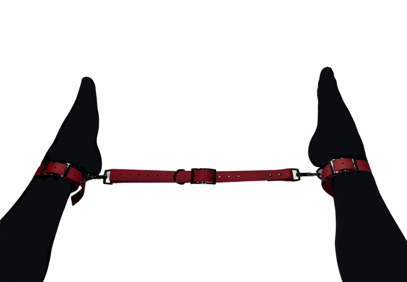 Kajdanki na nogi BDSM z łącznikiem. Regulowane, czerwone, do bondage.