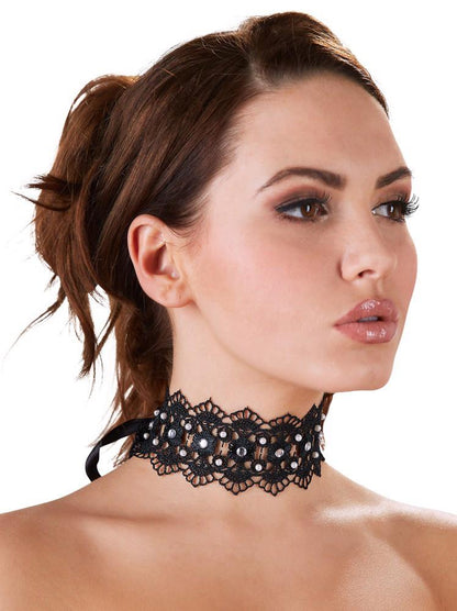 Haftowany choker Cottelli ACCESSOIRES czarny z perełkami i dżetami