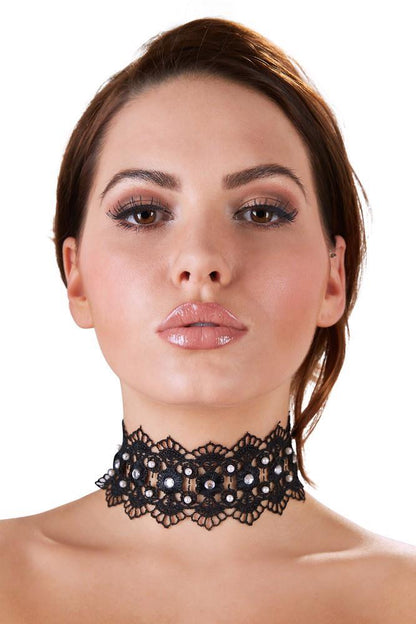 Haftowany choker Cottelli ACCESSOIRES czarny z perełkami i dżetami